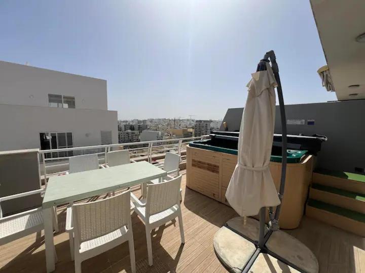 Amazing Spacious Apartment With Bbq & Jacuzzi Saint Julian's Екстер'єр фото